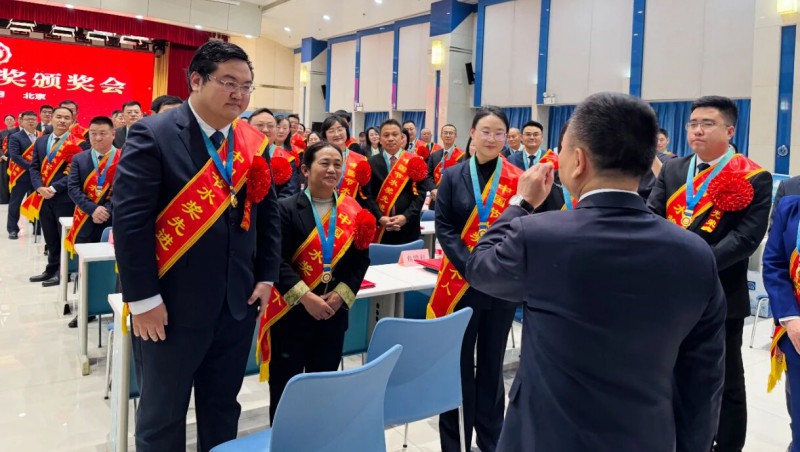 李国英亲切会见中国节水奖获奖代表，王浩宇作交流发言